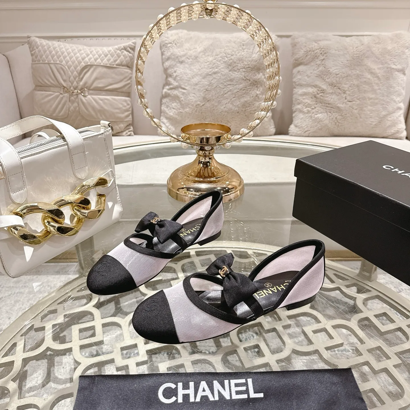 👟👟Ex-factory price 540👟👟 Mesh [purchase-level quality] CHANEL Xiaoxiang 25/A new summer bow-tie shoes 💃 This pair of loafers is really breathtakingly beautiful! Made of cowhide fabric + imported mesh, every detail exudes a sense of high-end ~ classic bow design, Italian genuine leather sole, comfortable and classy on the feet, a perfect must-have for fairies!  🌟 All counters are from the same source! All materials are customized according to the original 1:1, and are developed and patterned from genuine products. The quality is absolutely assured ~ a classic that must be bought every year, a versatile artifact that looks great whether paired with skirts or jeans!  💖 The perfect finishing touch for summer outfits, sisters, just do it! 👉 Fabric: Imported sheepskin Lining: Imported sheepskin Outsole: Private molded outsole Code number: 35-40 (41 customized, non-refundable) Mesh surface